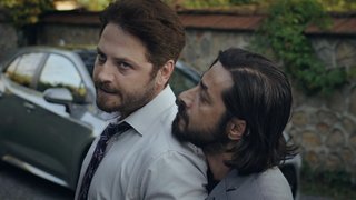 Orhan, Azra tarafından kendisini avukatla aldatıldığını öğrenmesinin ardından avukat ile ilk kez yüz yüze gelir. 