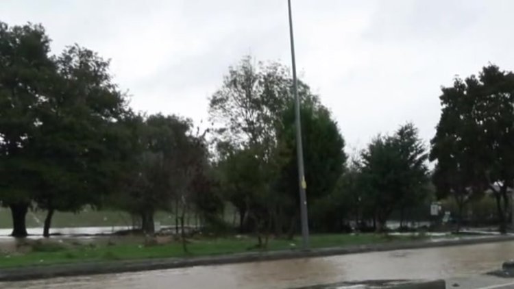 Arnavutköy'de sağanak yağış