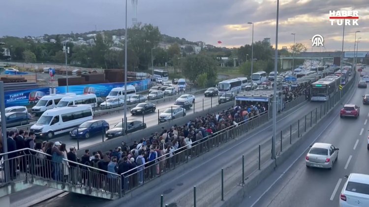 İstanbul'da bazı metrobüs duraklarında yoğunluk yaşandı