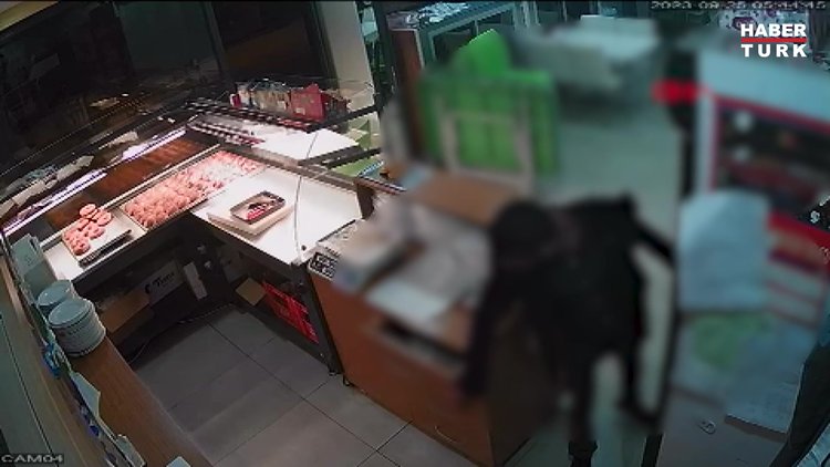 Kasadan parayı çalan hırsızın başına börek tepsisi ile vurdu; O anlar kamerada