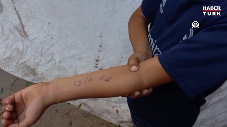 'Öldürülürlerse' korkusuyla çocuklarının isimlerini ellerine yazıyorlar