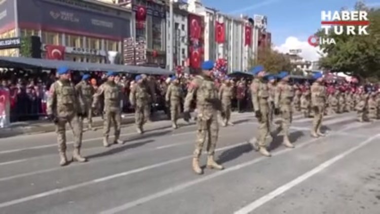 İzleyenleri hayran bıraktılar... Cumhuriyet Bayramı'nda komandolar zeybek oynadı