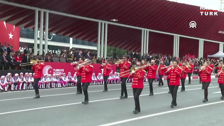 Cumhuriyetin 100. yılı dolayısıyla Vatan Caddesinde tören düzenlendi
