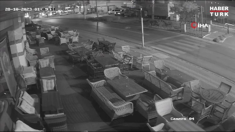 Drift yapan alkollü sürücü otomobiliyle mağazaya daldı, 37 bin lira ceza yedi...Kaza anı kamerada