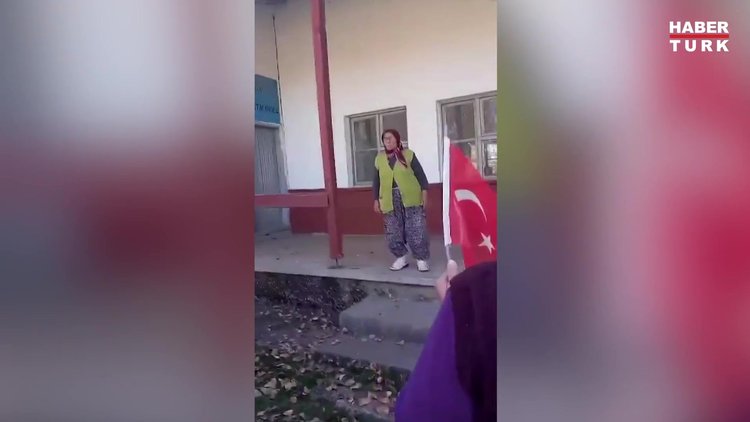 Köylü kadınlar çocukken ezberledikleri şiirlerle Cumhuriyeti kutladı