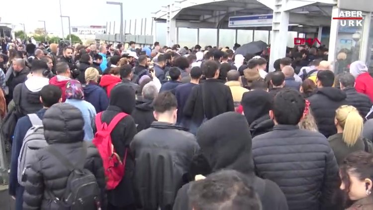 Avcılar'da metrobüs turnikeleri arızalandı, durakta yoğunluk oluştu