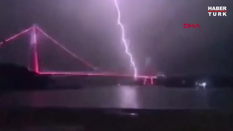 İstanbul'da yıldırım düşme anı kamerada!
