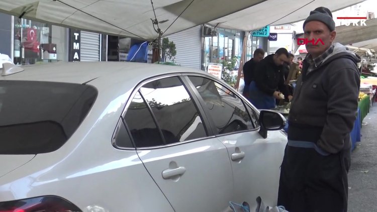 Avcılar'da pazar yerine bırakılan otomobilin üzerine lahana tezgahı açıldı