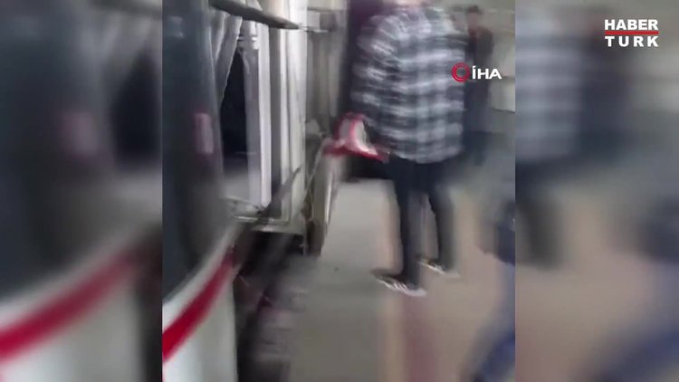 Seyir halindeki metro raydan çıkarak duvara çarptı