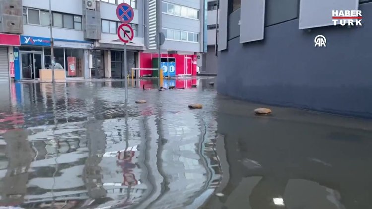 Deniz taştı, sokaklar su altında kaldı