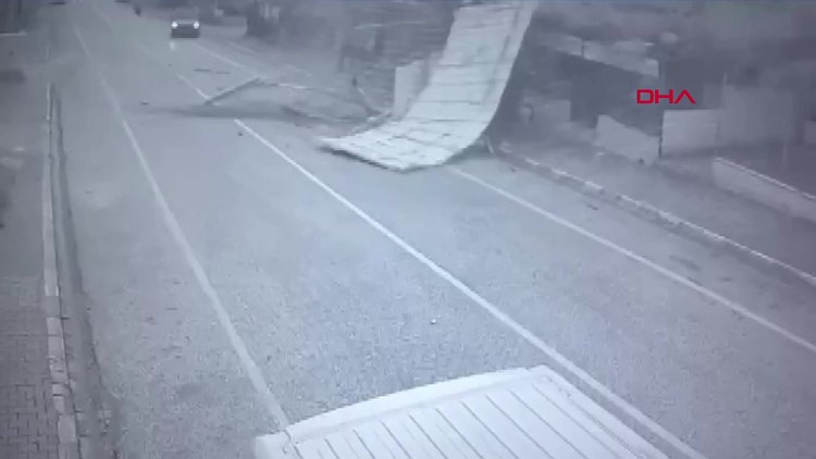 Yalova'da çatının düşme anı kameralarda