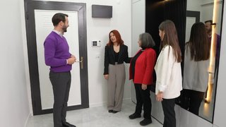 Yeni evlenecek olan Ecem ve Sedat çifti için Yiğit'in ilk evine bakıldı. 