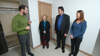 Yiğit'in bulduğu ev Demirci ailesini oldukça cezbetti.  