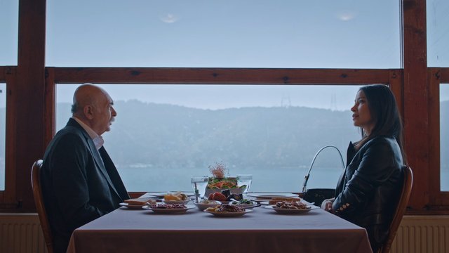 Alev ve Abdullah baş başa yemekte!