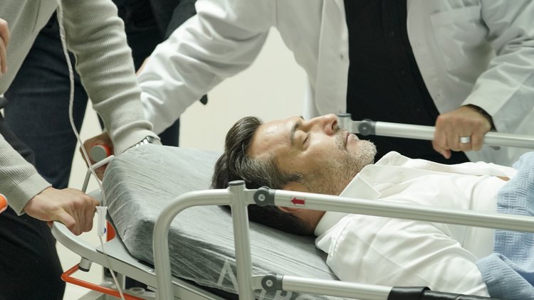 'Kızılcık Şerbeti'nde Ömer ameliyata alınıyor
