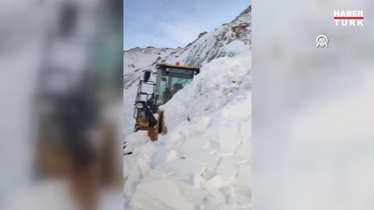 Yol açma çalışması yapan iş makinesinin üzerine çığ düştü