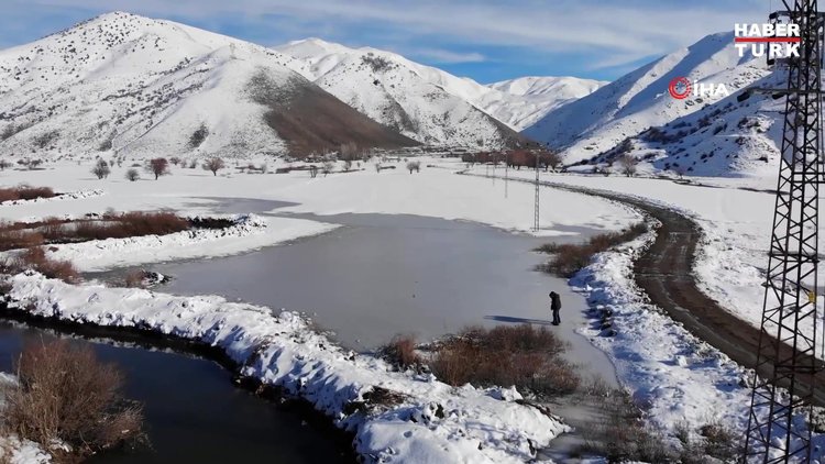Bitlis'te donan göletlerin yüzeyinde halay çektiler