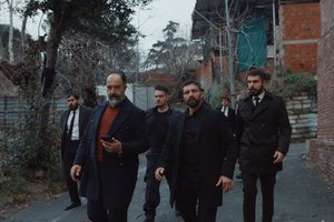 Rauf'tan Kara'nın mekanına baskın!