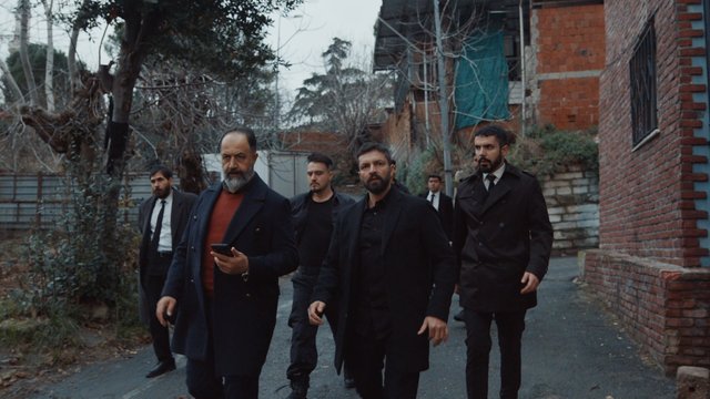 Rauf'tan Kara'nın mekanına baskın!