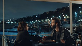 Kara ve Zeynep tavla oynuyor.