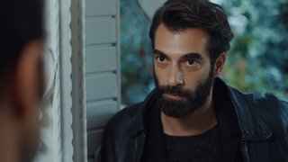 Kara, Aslıya yardım ediyor.