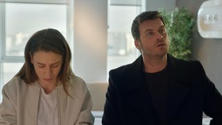 Aslan, Devin'e bebek için isim öneriyor. 