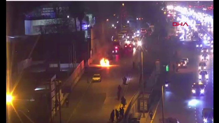 Park halindeki otomobil alev alev yandı