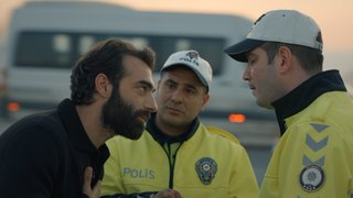 Kara, polisleri oyalıyor.