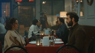 Kara, Zeynep'e açıklama yapıyor. 