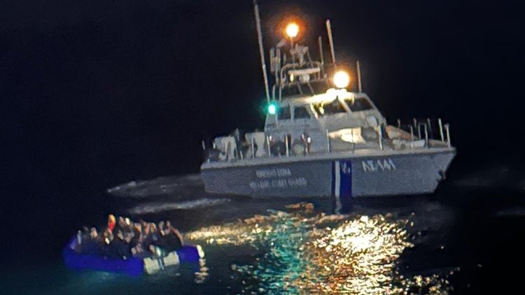 Yunan botu kaçak göçmenleri batırmaya çalıştı, Türk Sahil Güvenlik kurtardı!