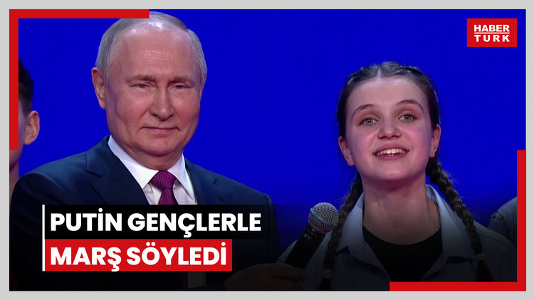 Putin mikrofonu aldı, gençlerle marş söyledi
