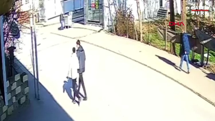 Yolunu kesip ayağına sıktı!