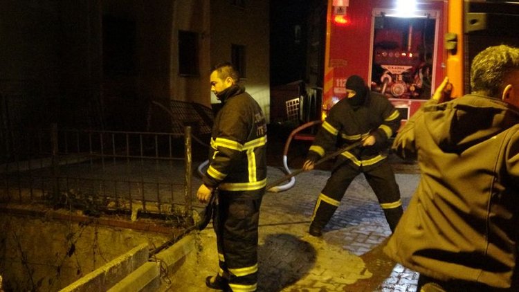 Apartman boşluğuna düştü! Yanmaktan saniyelerle kurtuldu