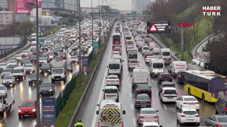 İstanbul'da trafik kilit! Yoğunluk yüzde 90'a ulaştı