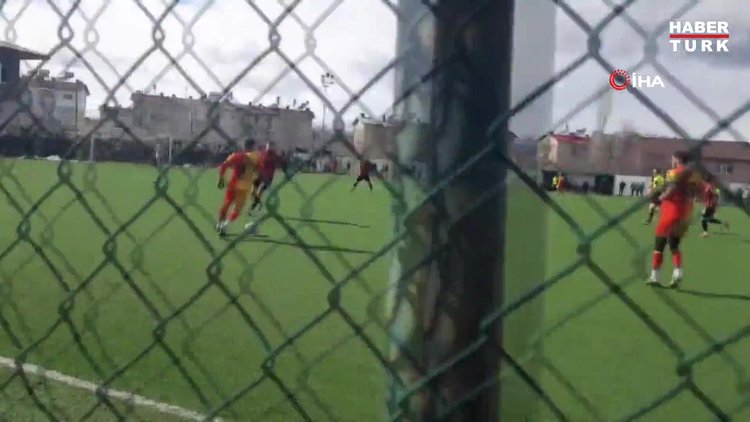 Bingöl'de yürekleri ısıtan olay: Polis memuru, görme engelli gence maçı anbean anlattı