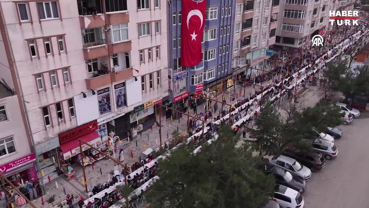 5 bin kişi ramazanın ilk iftarında bir arada oruç açtı