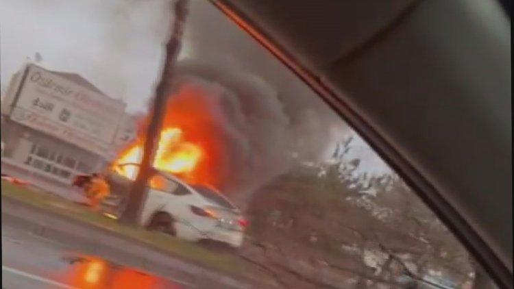 Ağaca çarpan araç alev aldı!