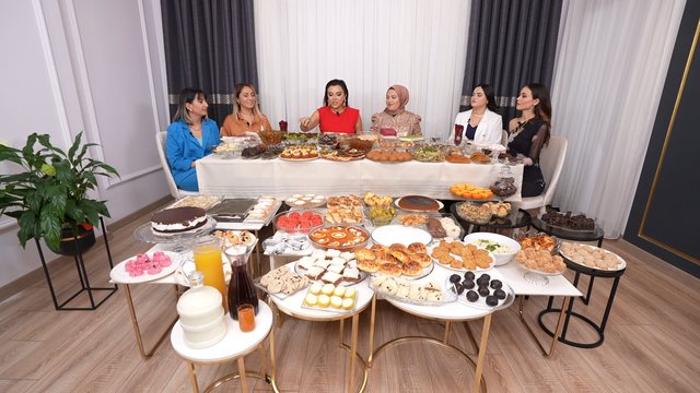 Aslı Hünel'in say say bitiremediği 66 çeşitlik iftar sofrası!