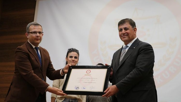 İzmir Büyükşehir Belediye Başkanı Cemil Tugay, mazbatasını aldı