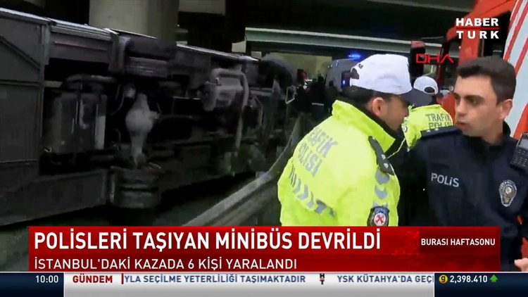 Polisleri taşıyan minibüs devrildi