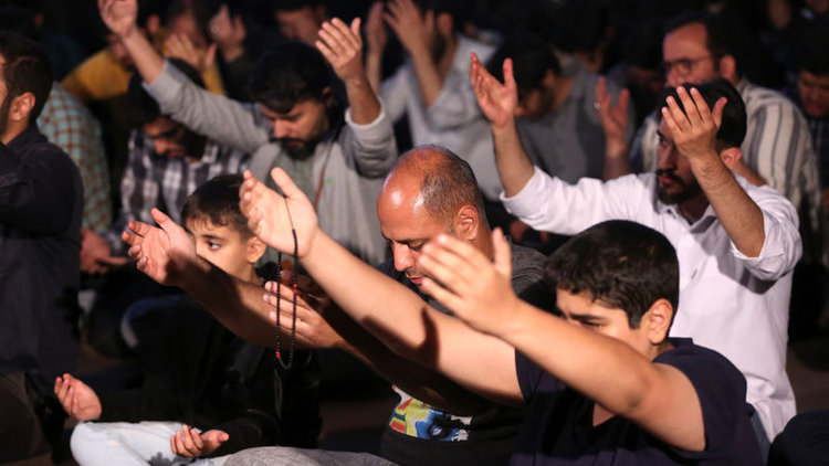 Tahran'da halk, Reisi için dua ediyor