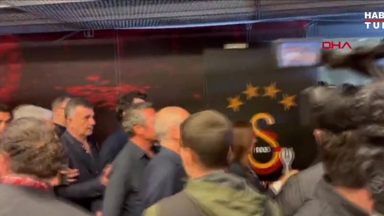 Fenerbahçeli futbolcular Galatasaray'ın sahasının ortasında bayrak açtı