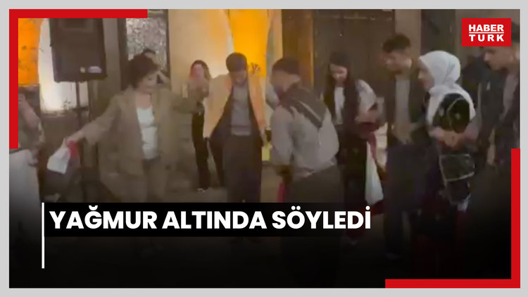 Yağmur altında söyledi