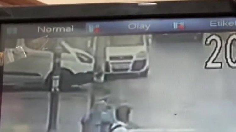 Şakalaşırken tramvayın altına düştü