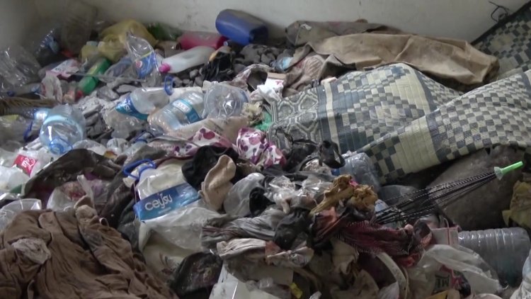 Mahkeme kararıyla çıkarılan kiracı daireyi çöp eve çevirmiş
