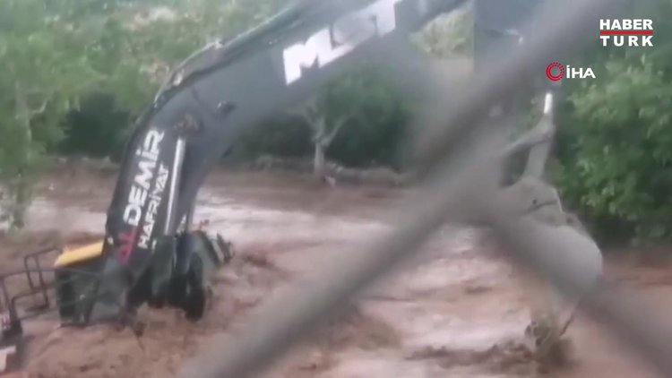 Nevşehir'de iş makinası selin ortasında kaldı