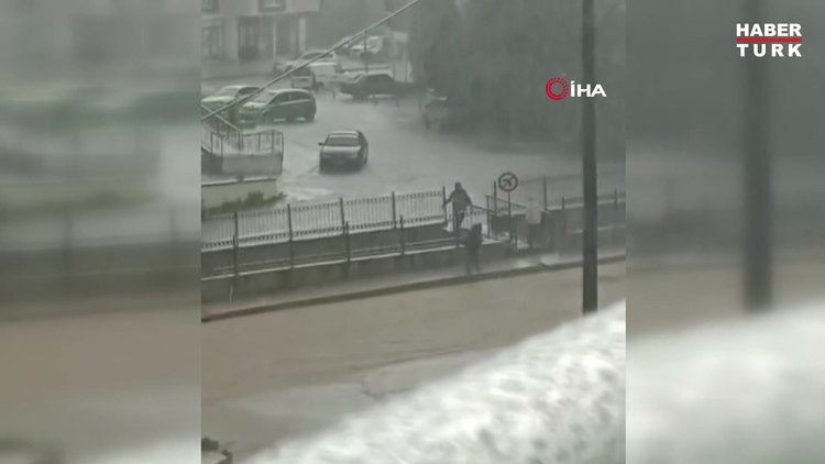 Amasya'da sele kapılan kadını taksici kurtardı