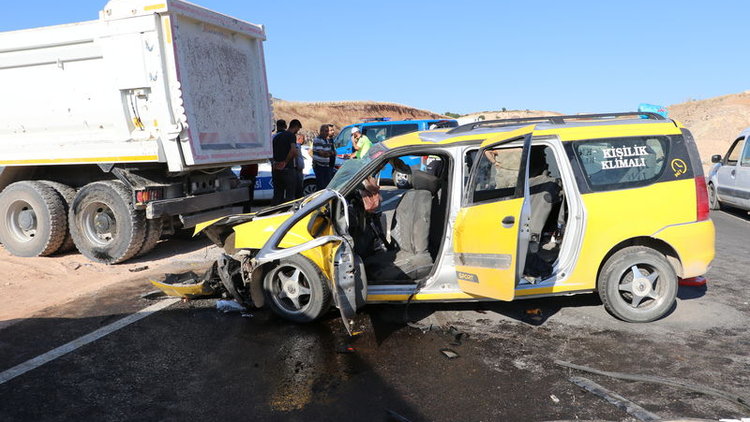 Kamyonla taksi çarpıştı: 2 ölü, yaralı