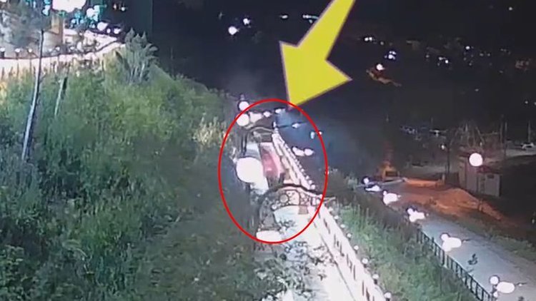 Sosyal yaşam alanındaki oturma banklarını böyle yaktılar