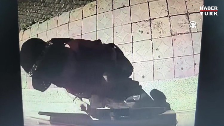 Kredi kartını ATM'den yatırmak isteyince dolandırıldı!